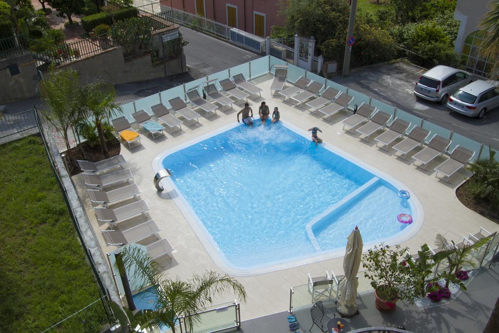 Hotel Casella Pietra Ligure Bagian luar foto