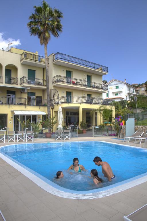 Hotel Casella Pietra Ligure Bagian luar foto