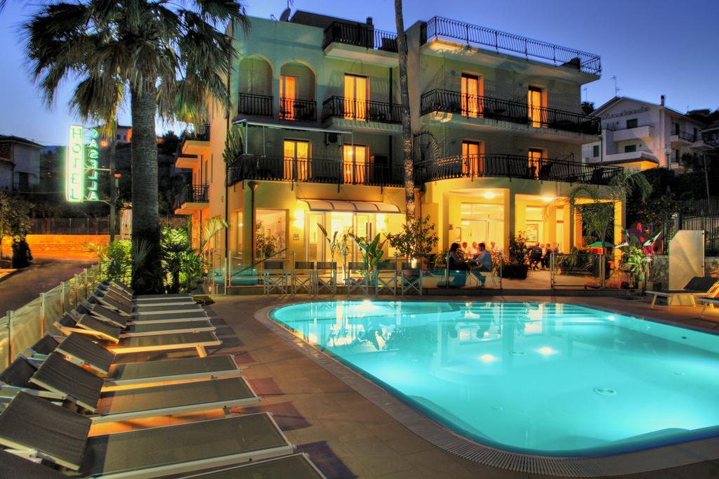 Hotel Casella Pietra Ligure Bagian luar foto