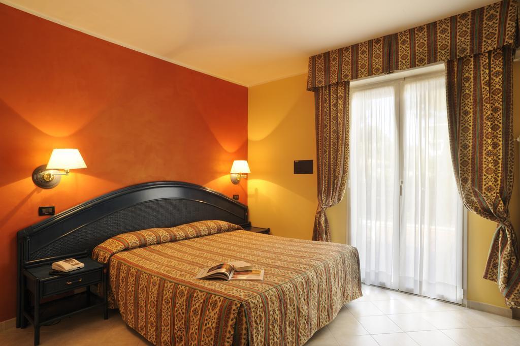 Hotel Casella Pietra Ligure Ruang foto