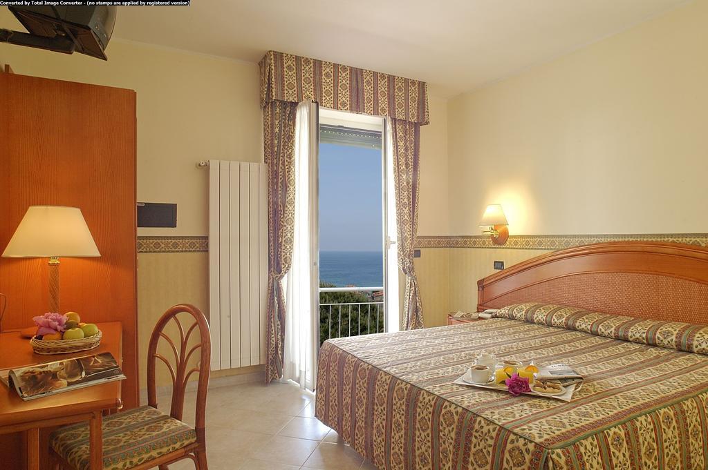 Hotel Casella Pietra Ligure Ruang foto