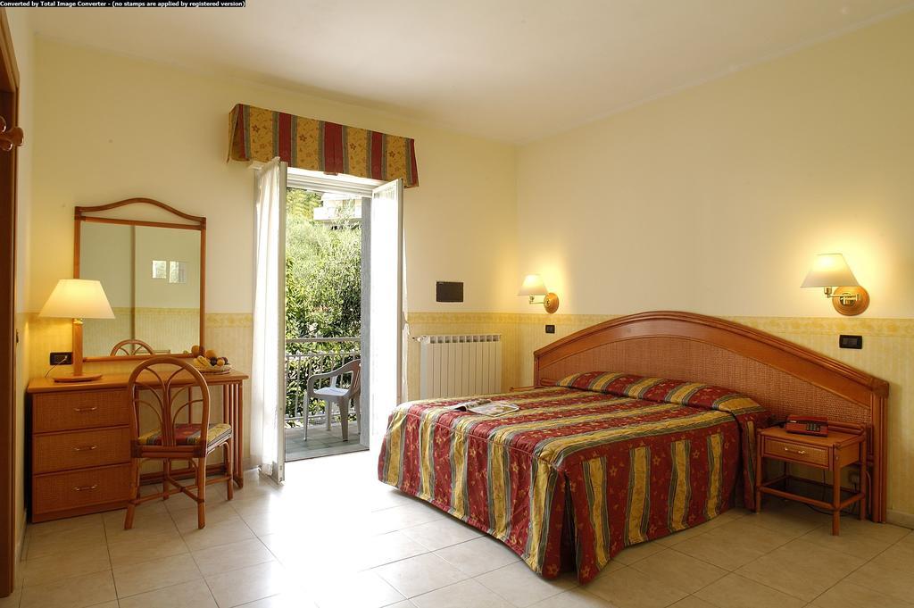 Hotel Casella Pietra Ligure Ruang foto