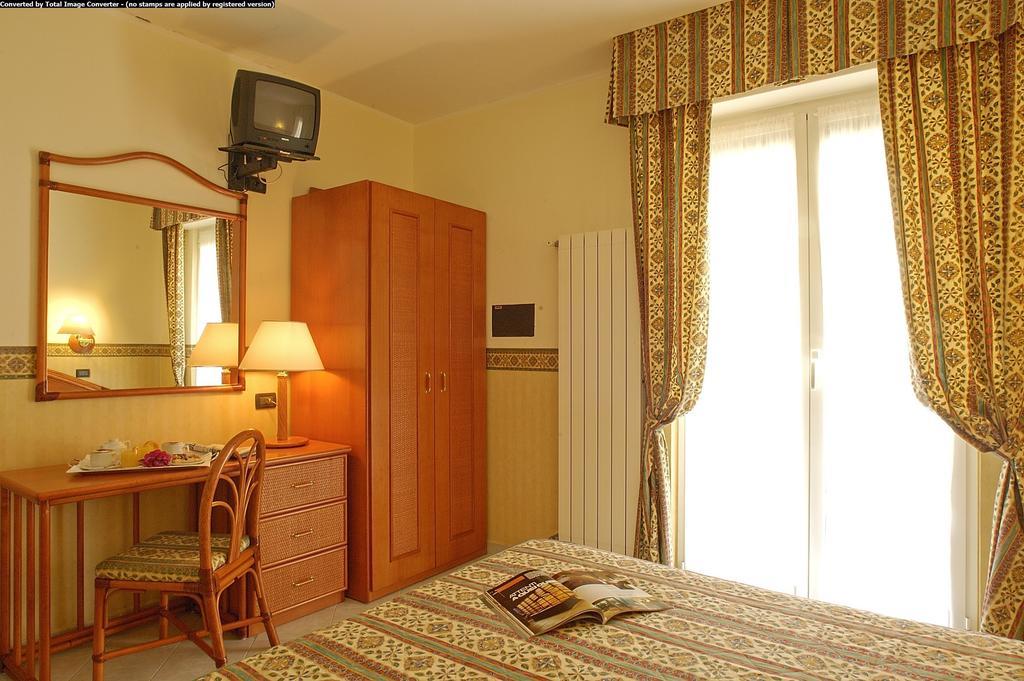 Hotel Casella Pietra Ligure Ruang foto