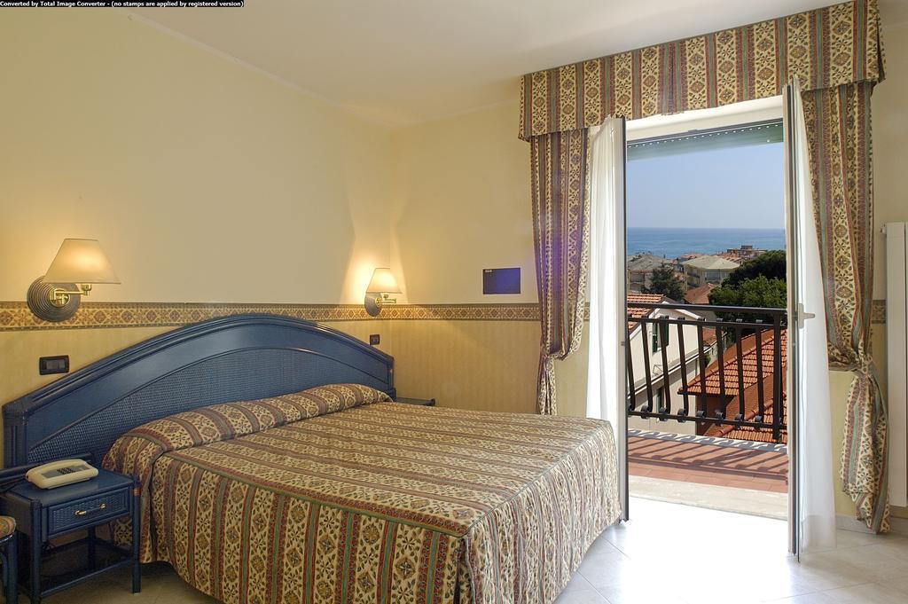 Hotel Casella Pietra Ligure Ruang foto
