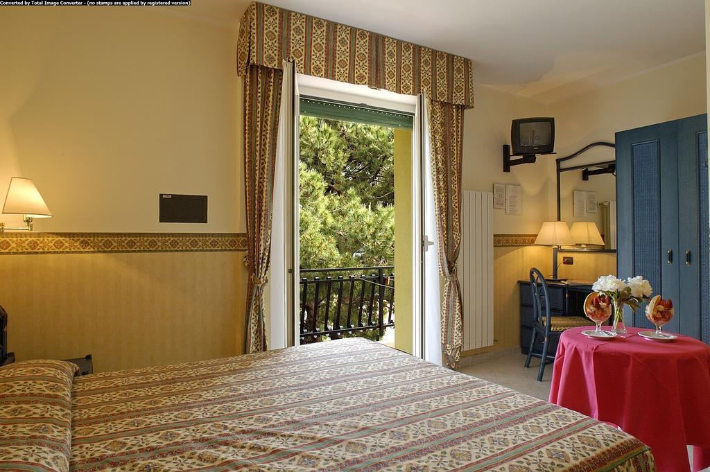 Hotel Casella Pietra Ligure Ruang foto